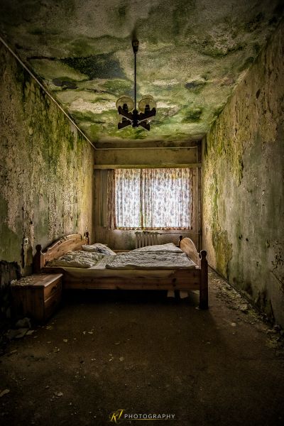 Ein Bett in einem Zimmer mit Deckenventilator