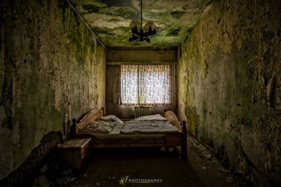 Ein Bett in einem Zimmer mit einer Decke