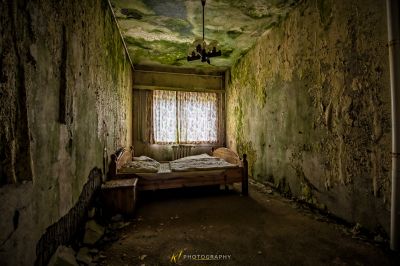 Ein Bett in einem Zimmer mit einer Decke