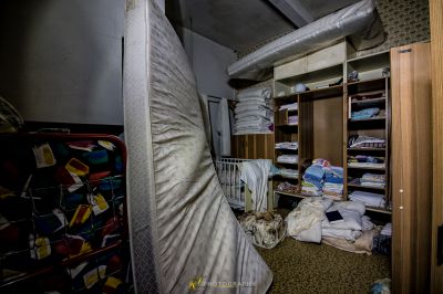 Ein chaotisches Schlafzimmer mit einem chaotischen Bett und einem chaotischen Schrank