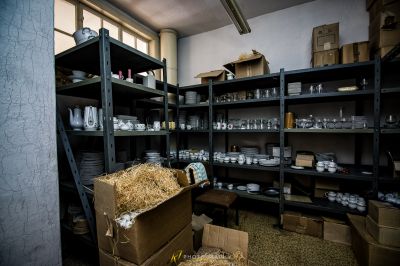 Ein Zimmer mit Regalen und Kisten von Lebensmitteln