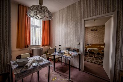 Ein Zimmer mit Schreibtisch und Stuhl