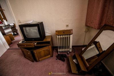 Ein Fernseher, der auf einem Teppich in einem Zimmer sitzt