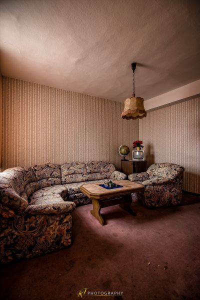 Ein Wohnzimmer mit Couch und Tisch