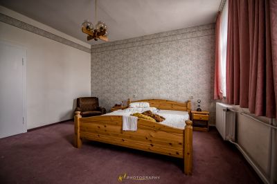 Ein Schlafzimmer mit einem Bett und einem Stuhl