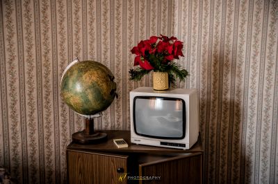 Ein kleines Fernsehgerät mit einem Globus und einer Blume