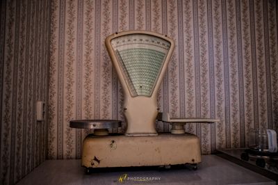 Eine große Skala auf einem Tisch in einem Raum