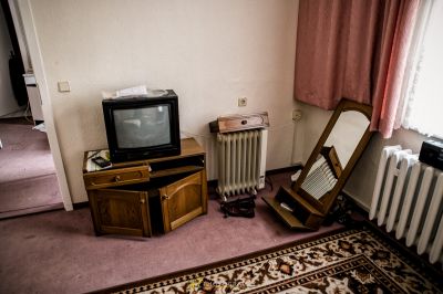 Ein Zimmer mit einem Fernseher und einem Rad