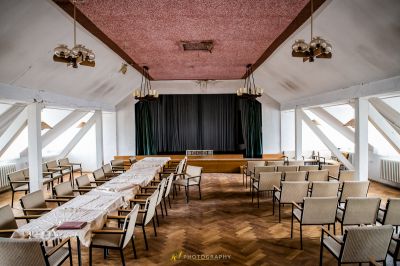 Ein Zimmer mit einem langen Tisch und Stühlen