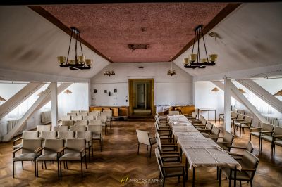 Ein Zimmer mit einem langen Tisch und Stühlen