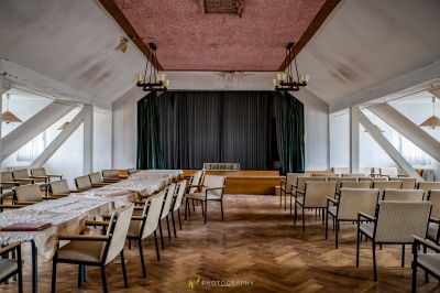 Ein Zimmer mit einem langen Tisch und Stühlen