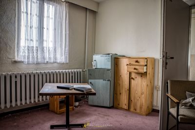 Ein Zimmer mit Tisch und Kühlschrank