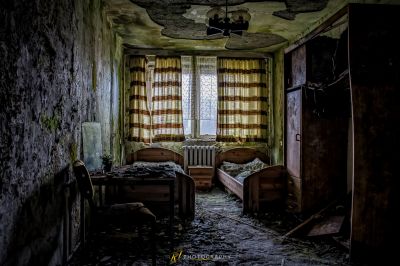 Ein Zimmer mit einem Bett und einem Fenster