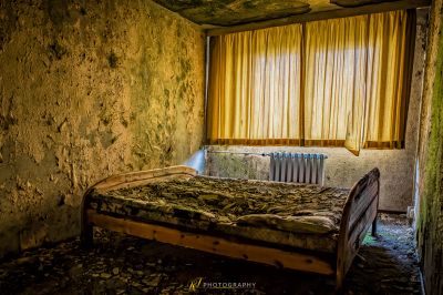 Ein Bett in einem Zimmer mit einer Wand aus Farbe