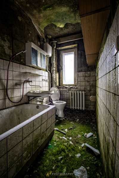 Ein Badezimmer mit Toilette und Waschbecken