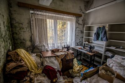 Ein chaotisches Schlafzimmer mit einem chaotischen Bett und einem chaotischen Schreibtisch