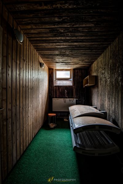 Ein Zimmer mit einem Bett und einem Fenster