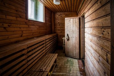 Ein Holzzimmer mit einer Tür und einem Fenster