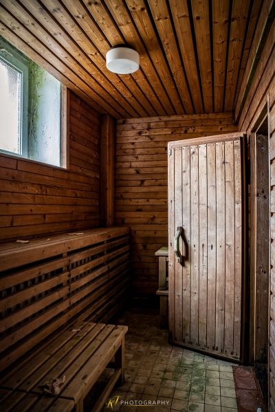 Ein Holzzimmer mit einer Holzbank und einem Fenster