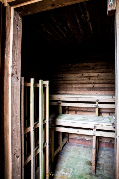 Ein Zimmer mit einer hölzernen Wand und einem Holzboden