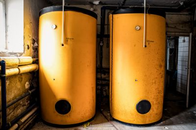 Zwei gelbe Wassertanks