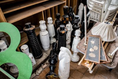 Eine Sammlung von alten und neuen Gegenständen in einem Raum