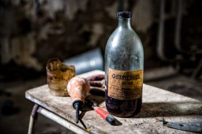 Eine Flasche Wein auf einem Tisch sitzend