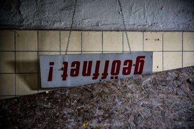 Ein Zeichen, das an einer Wand liest