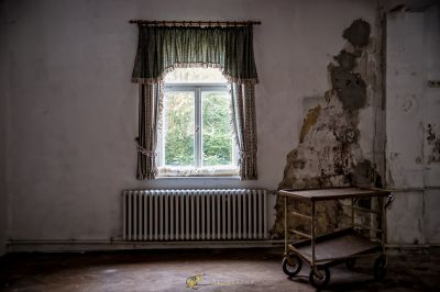 Ein Zimmer mit einem Rad und einem Rad