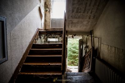 Eine Reihe von Treppen, die zu einem Fenster führen