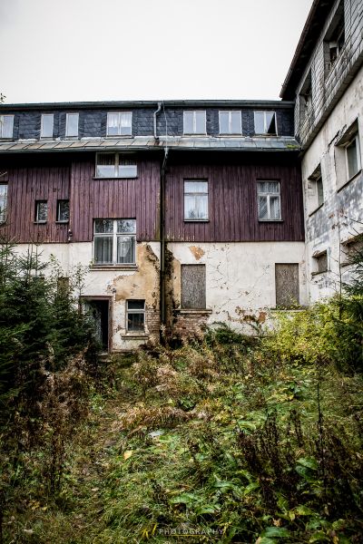 Ein Gebäude mit einem kaputten Fenster und einer kaputten Tür