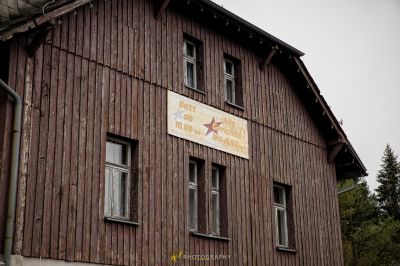 Ein hölzernes Gebäude mit einem Schild an der Seite