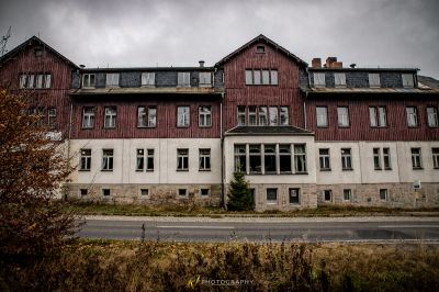 Ein großes rotes Gebäude mit vielen Fenstern
