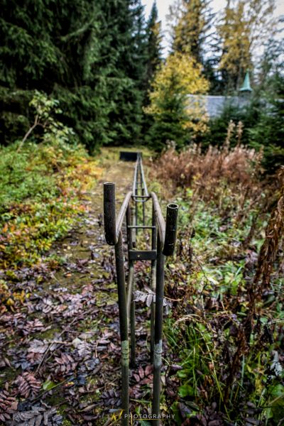 Eine Metallstange mit einem Holzgriff