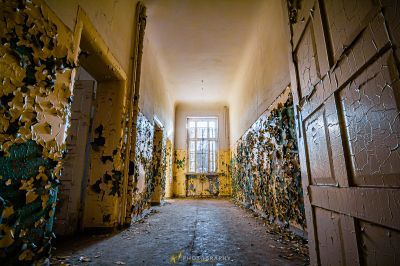 Ein Flur mit einem Haufen kaputter Fenster