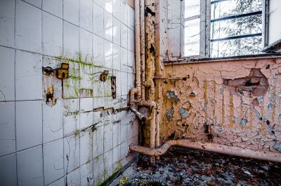 Ein schmutziges Badezimmer mit Peeling Farbe und Peeling