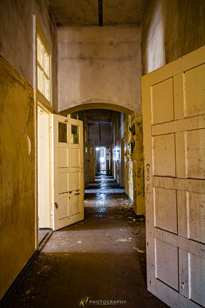 Einen Flur mit einer Tür und einer Wand