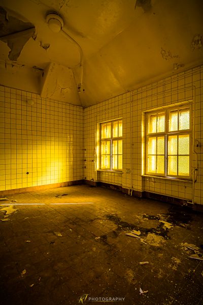 Ein Zimmer mit vielen Fenstern