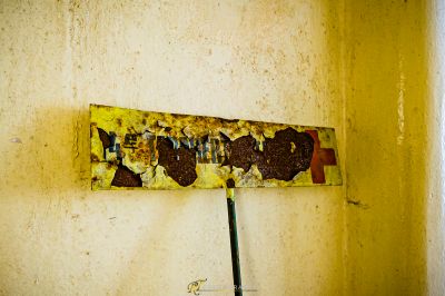 Ein Gemälde an der Wand