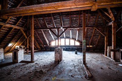 Ein Zimmer mit viel Holz und vielen Fenstern