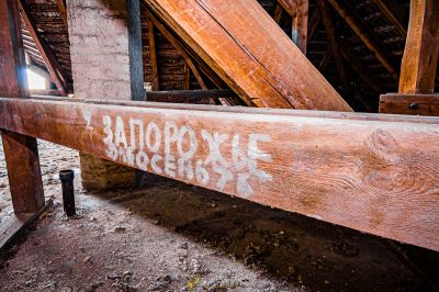 Eine Holzbank mit Graffiti darauf