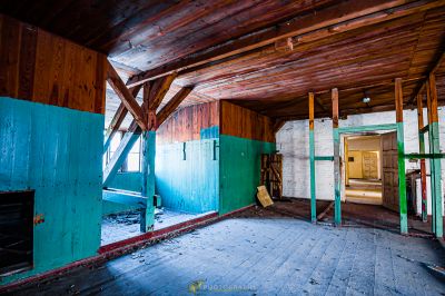 Ein Zimmer mit Kamin und Holzboden