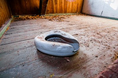 Eine schmutzige Toilette in einem schmutzigen Raum