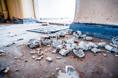 Ein Haufen gebrochener Schuhe auf dem Boden