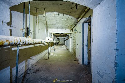 Ein langer Flur mit einem Rohr in der Mitte