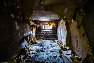 Ein Raum mit vielen Trümmern und Trümmern