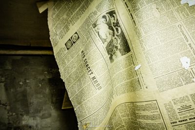 Eine Zeitung mit einem Bild eines Mannes darauf