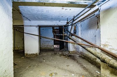 Eine Pfeife in einem Raum mit einer Wand