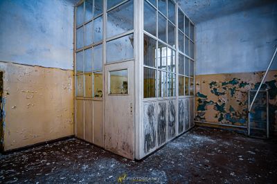 Ein Zimmer mit einer kaputten Tür und einem kaputten Fenster