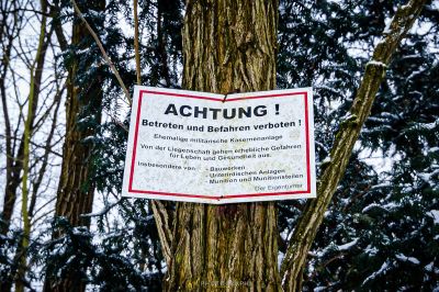 Ein Schild auf einem Baum im Schnee